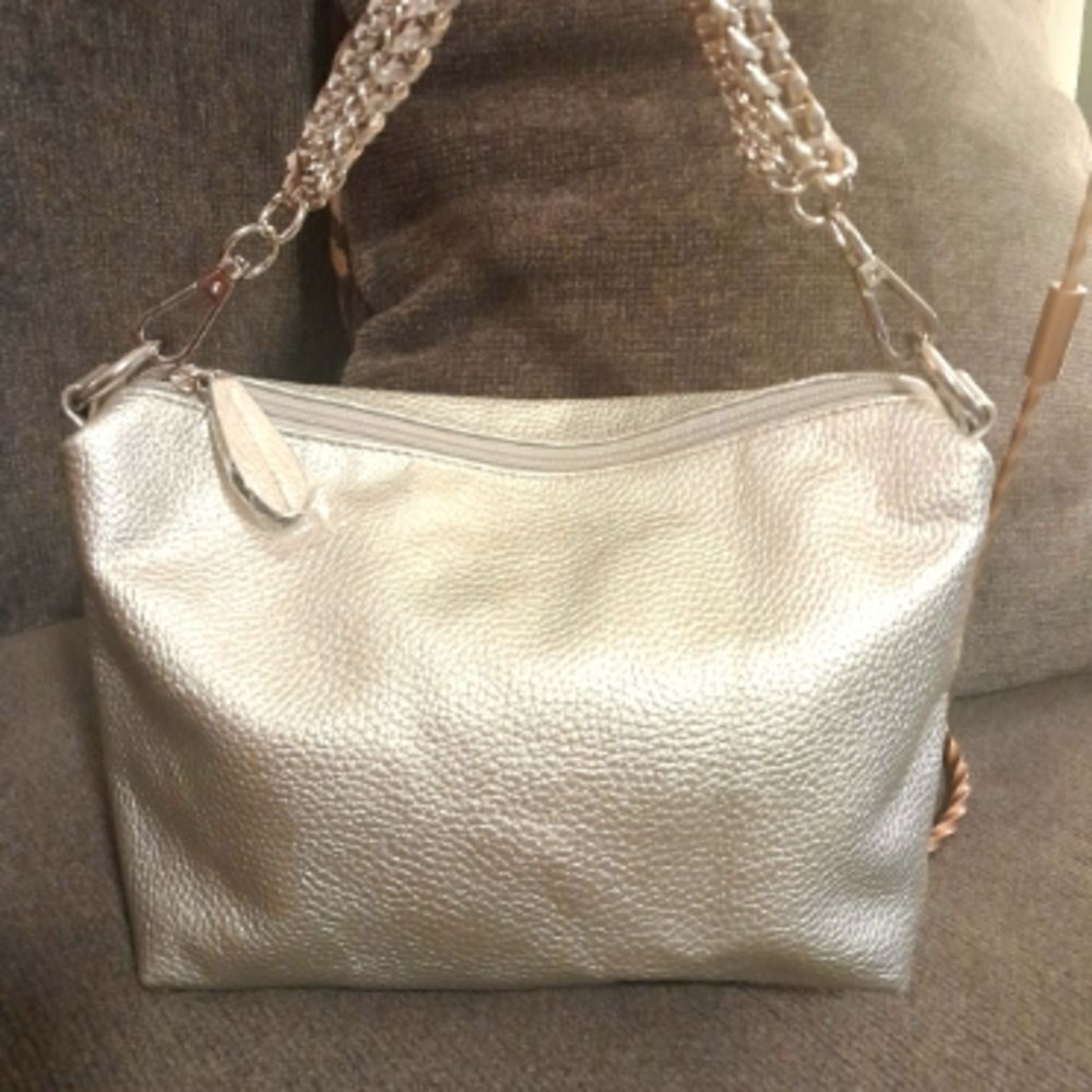 🤠Like New Imoshion Silver Pebbled Faux Leather Shoulder Bag/Purse With 3 Chains